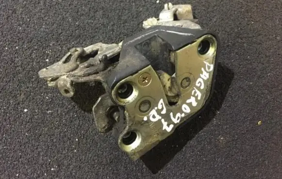 Mitsubishi Pajero Rear door lock