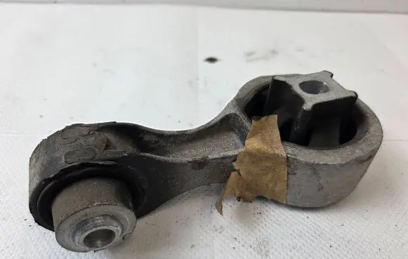 Nissan NV300 Engine mount bracket 93853920 8200404271