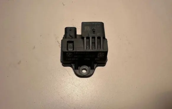 BMW 5 GT F07 Glow plug pre-heat relay 7810856 110914 0522120103