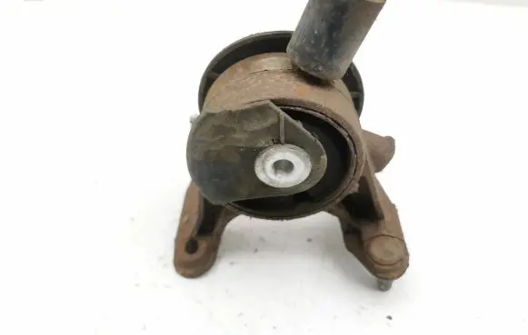 Toyota RAV 4 (XA40) Engine mount bracket