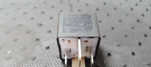 Volkswagen PASSAT B5 Other relay 4439512253J 899511000