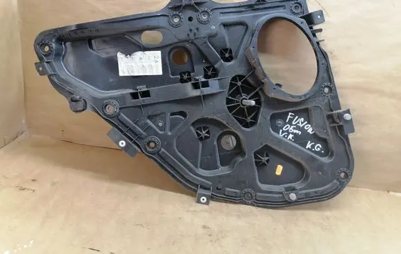 Rear door manual window regulator
