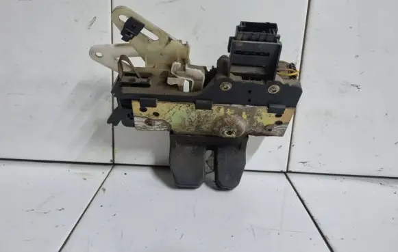 Volvo V70 Tailgate/trunk/boot lock/catch/latch 9187990 06052004