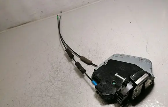Toyota Avensis T270 Rear door lock