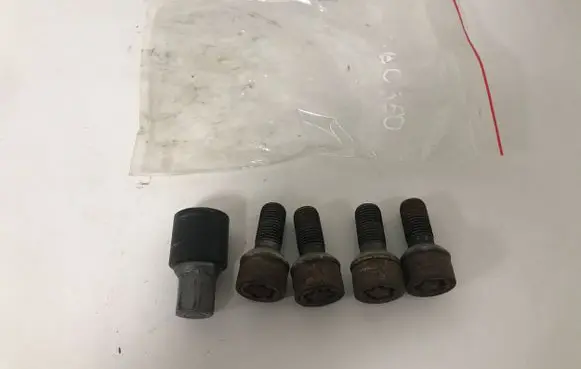 Mercedes-Benz C W204 Anti-theft wheel nuts and lock CKLASAMGW202W203W204W205