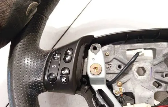 Mazda 2 Steering wheel buttons/switches 