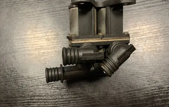 BMW 5 E34 Coolant heater control valve 1147412042