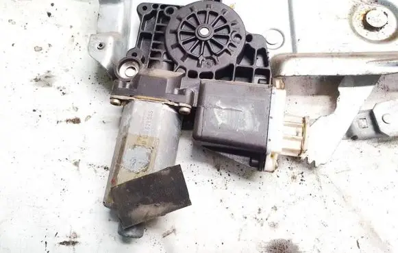Opel Tigra A Front door window regulator motor 0130821655