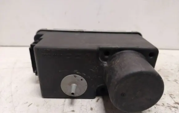 Volkswagen Golf III Central locking vacuum pump 1H0962257