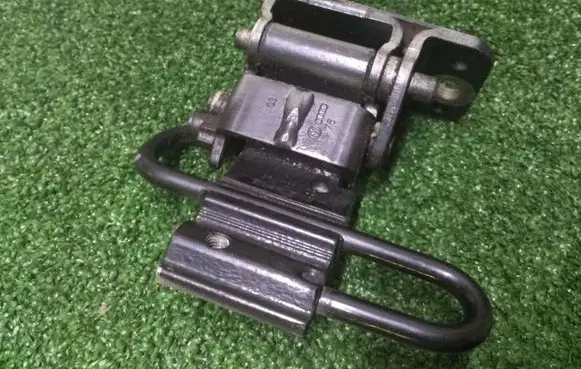 Volkswagen PASSAT B5 Rear door upper hinge 3B4833412C