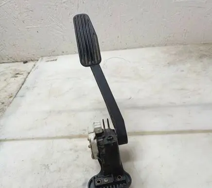 Volvo V70 Accelerator throttle pedal 30683516