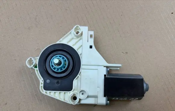 Audi A5 8T 8F Front door window regulator motor 8T0959802B