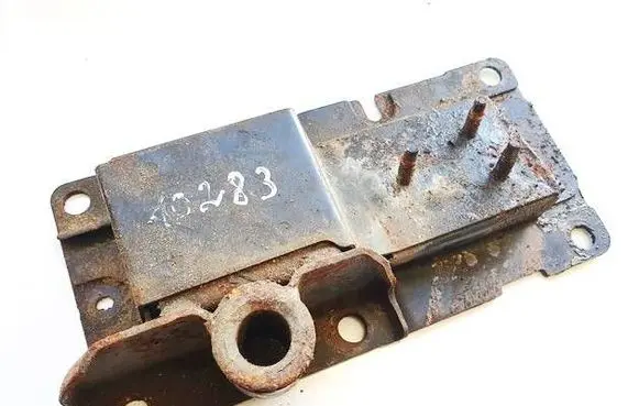 Nissan Murano Z50 Engine mounting bracket