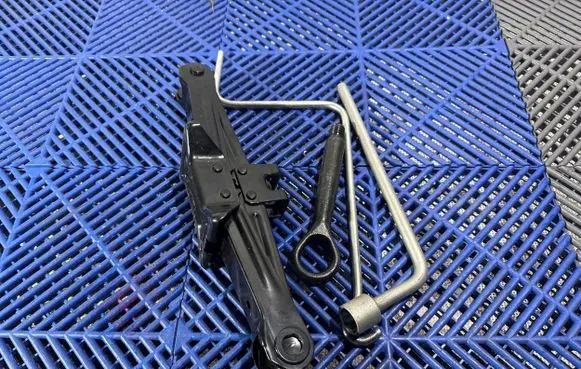 Lexus CT 200H Tool set 
