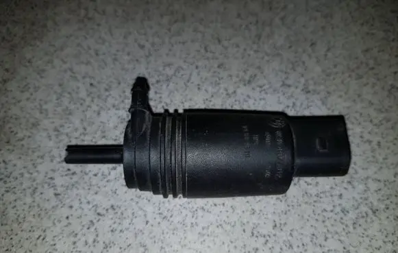 BMW 5 E39 Windscreen/windshield washer pump 67128377612