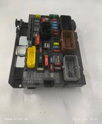 Peugeot 5008 Fuse module 9807028580