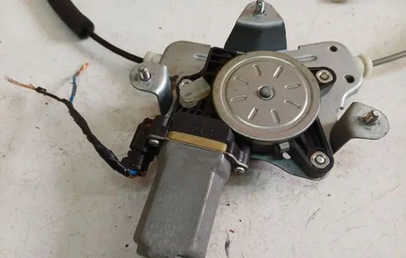 Opel Antara Front door window regulator motor 96672883