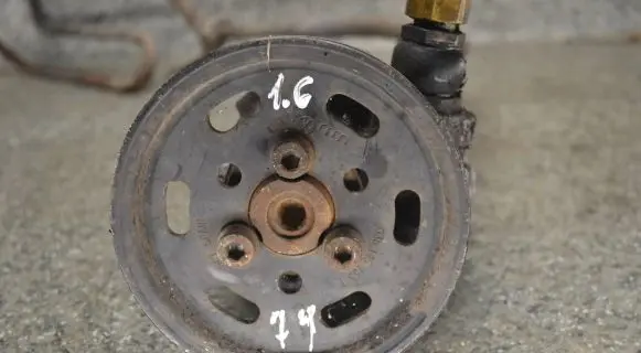 Volkswagen Golf IV Power steering pump 038145255A