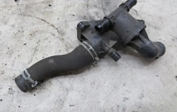 Nissan Qashqai Thermostat housing KRIS235789