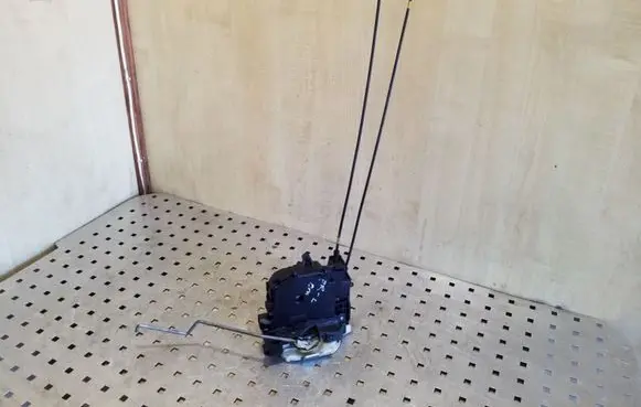 Mitsubishi Outlander Front door lock