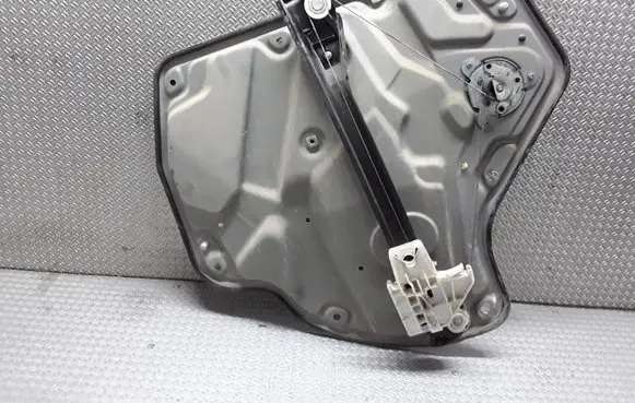 Rear door manual window regulator
