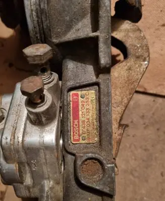 Audi 80 90 S2 B4 Fuel distributor 0438101029