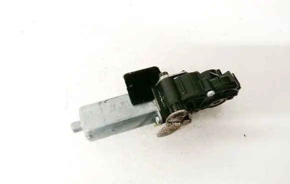 Volvo XC90 Seat adjustment motor 0390203246