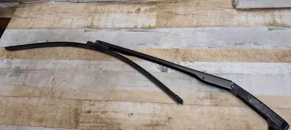 Front wiper blade arm