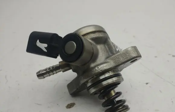 Volkswagen T-Roc Fuel injection high pressure pump 04E127027N