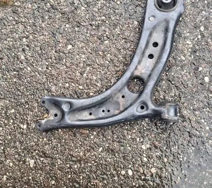 Volkswagen Golf VII Front lower control arm/wishbone 5Q0407152R