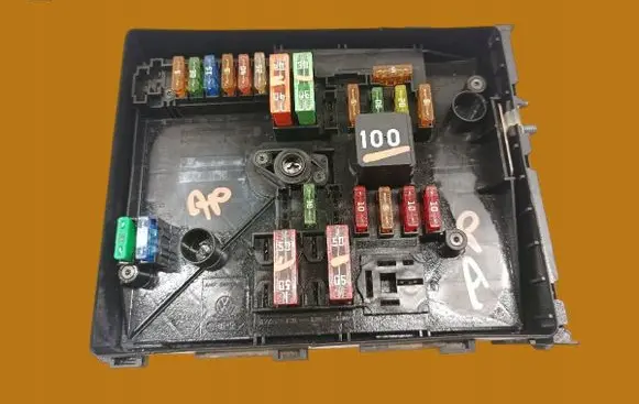 Volkswagen Tiguan Fuse box set 1K0937125D