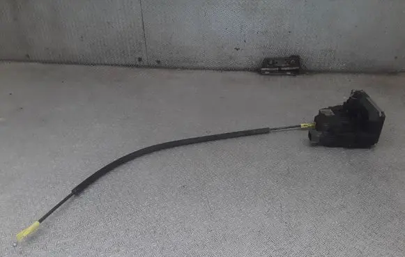 Opel Meriva B Rear door lock 13279836