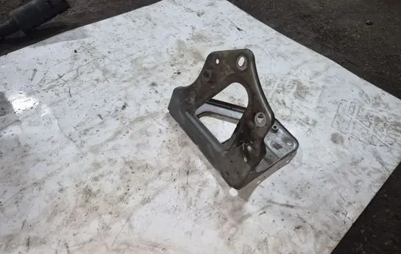 Audi A6 S6 C6 4F Fender mounting bracket