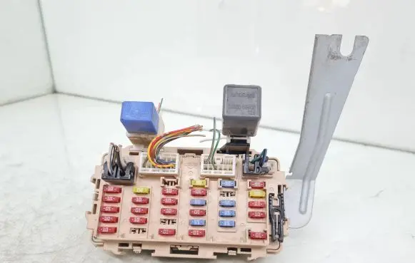 Nissan X-Trail T30 Fuse module 24330C9900 2523079981