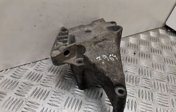Volkswagen PASSAT B6 Engine mounting bracket 03G199207G