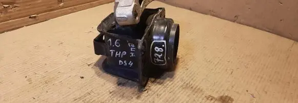 Engine mount vacuum valve