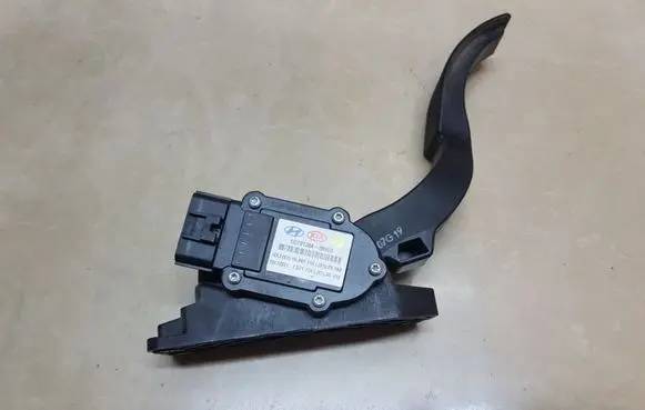Hyundai Santa Fe Accelerator throttle pedal CGT0138A2B900