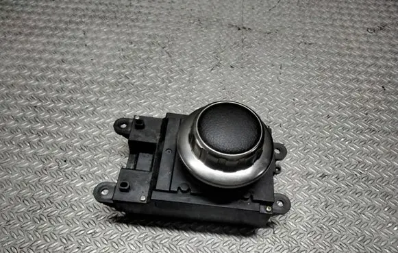 Head unit multimedia control