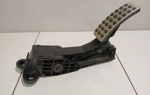 Mercedes-Benz ML W164 Accelerator throttle pedal A1643000104 070206 ZGS105