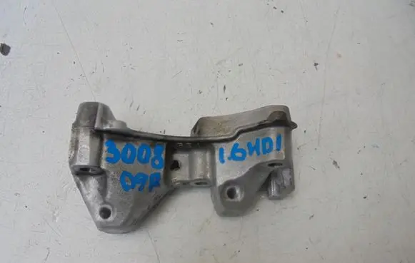 Peugeot 3008 I Engine mounting bracket