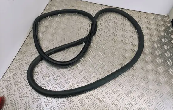 Opel Zafira C Front door rubber seal 13259937
