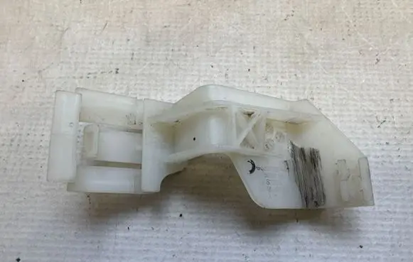 BMW 5 G30 G31 G38 Other engine bay part 58650910 6142 9855722