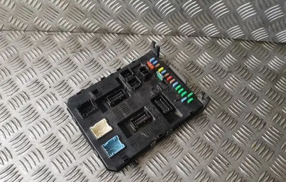 Peugeot 307 Fuse module 9660105980