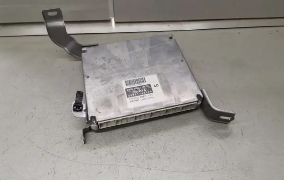 Lexus RX 330 - 350 - 400H Engine control unit/module 8998148500 2752000982