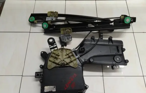 Seat Leon (1P) Sliding door window regulator with motor 1P0867436