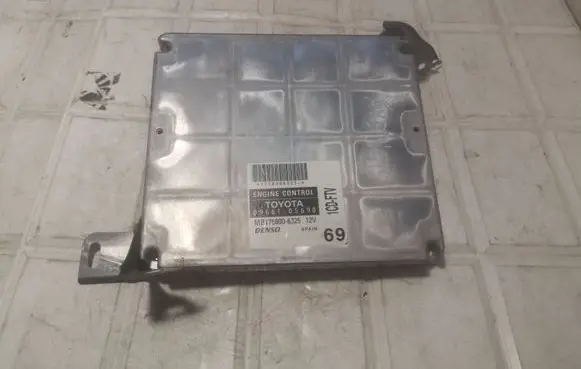 Toyota Avensis T250 Engine control unit/module 8966105690 MB1758006325