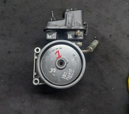 Mercedes-Benz E W212 Power steering pump A0064664701 7692900514