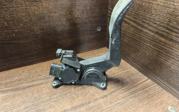 Accelerator throttle pedal