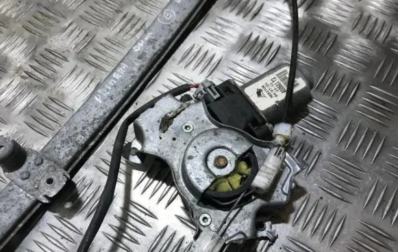 Nissan Primera Front door window regulator motor 400601t3