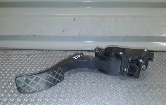 Accelerator throttle pedal